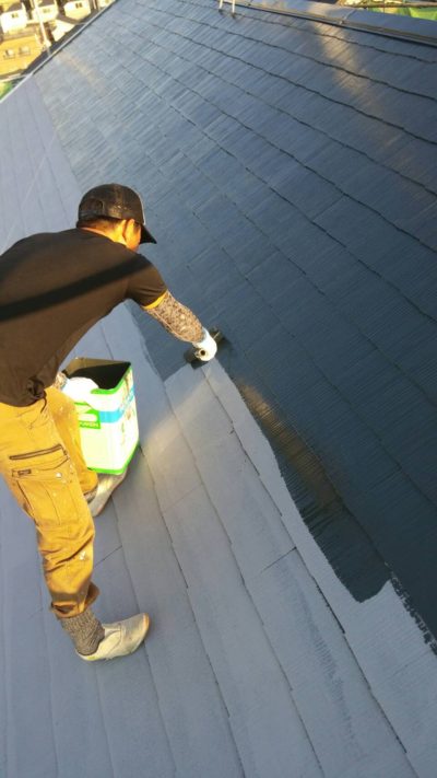 藤沢市K様邸で屋根をローラーで塗っている写真