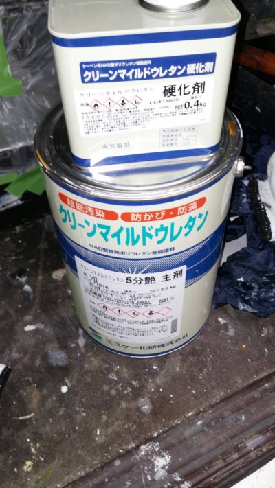 横浜市でサッシの飾りモール塗装作業に使う塗料の写真