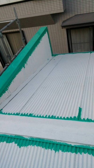 藤沢市メゾンタイプで追加工事のトタン屋根を塗り替えた後の写真